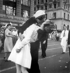 vj-day-sailor-kissing-nurse-world-war-iijpg-774e301a93aa563e